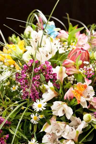 Boeket van kleurrijke bloemen — Stockfoto