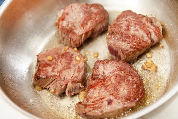 Bife de vaca em uma frigideira — Fotografia de Stock