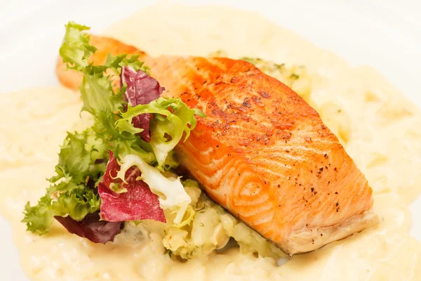 Filete de salmón con verduras —  Fotos de Stock