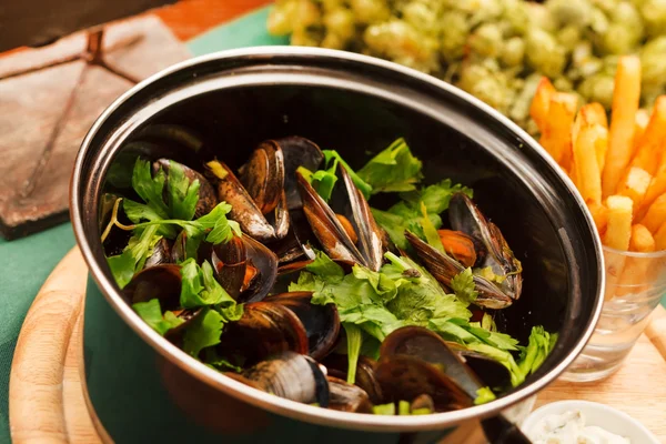 Cozze con patatine fritte — Foto Stock