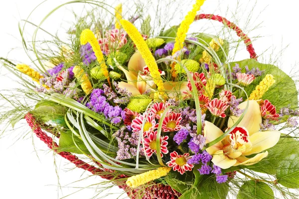 Hermosas flores en la cesta — Foto de Stock