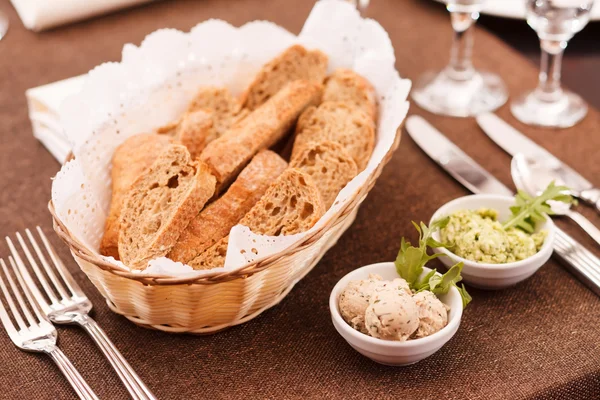 Pane croccante fresco in un cesto — Foto Stock