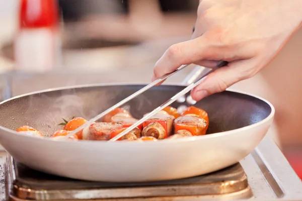 Chef-kok op het werk — Stockfoto