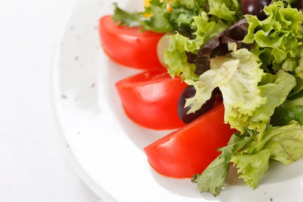 Verse groenten op het bord — Stockfoto