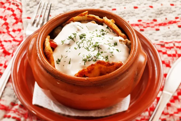 Crêpes de pommes de terre dans le pot (nourriture nationale biélorusse ) — Photo