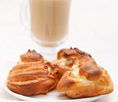 taze krema ile doldurulmuş eklerleri