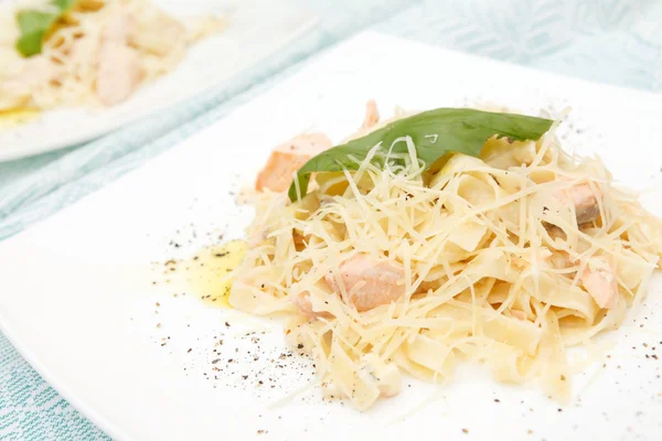 Leckere Pasta mit Lachs — Stockfoto