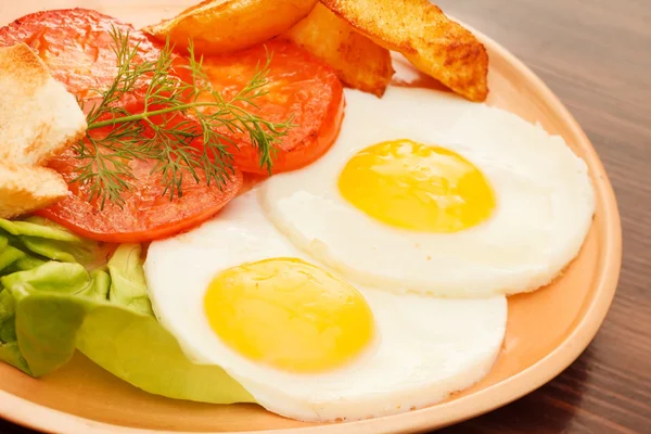 Gebakken eieren met groenten — Stockfoto