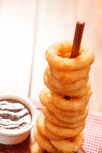 Fried onion rings with beer — Stock Photo, Image