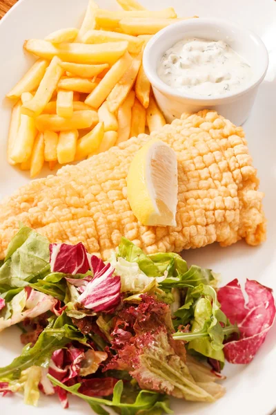 :Fisch mit Pommes frites Kartoffeln — Stockfoto
