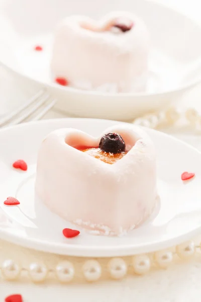 Hart-vormige dessert voor Valentijnsdag — Stockfoto