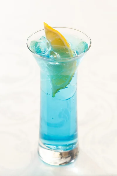 Blue cocktail with ice and lemon — Stock Photo, Image