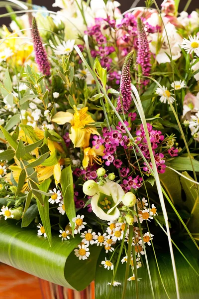 Strauß bunter Blumen — Stockfoto