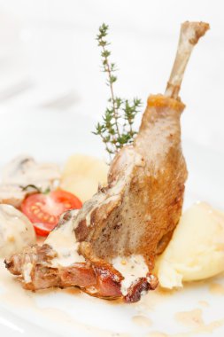 Patatesle kızartılmış ördek bacağı.