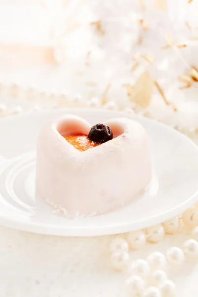 Hart-vormige dessert voor dag van de Valentijnskaart — Stockfoto