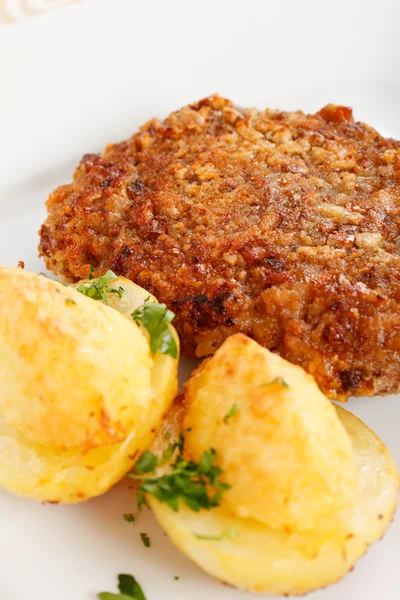 Schnitzel med potatis — Stockfoto