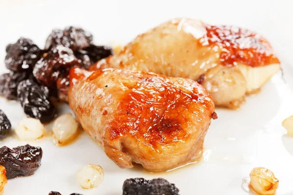 Chicken wings with prunes — Stock Photo, Image