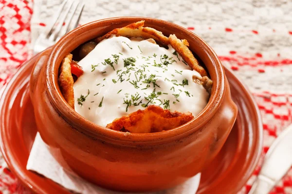 Crêpes de pommes de terre dans le pot (nourriture nationale biélorusse ) — Photo