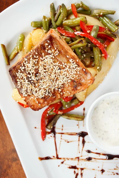 Steak de poisson aux légumes — Photo