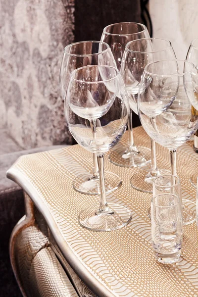 Prázdné sklenice na stole restaurace — Stock fotografie