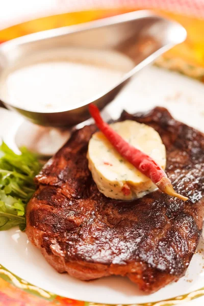 버터와 쇠고기 스테이크 — 스톡 사진