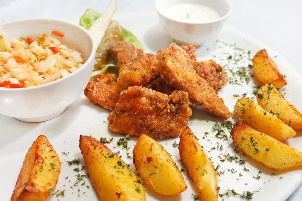 Frango com batatas — Fotografia de Stock