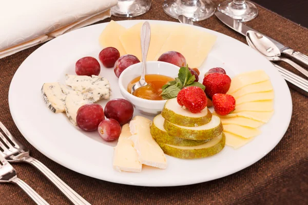 Queso y frutas para el aperitivo — Foto de Stock