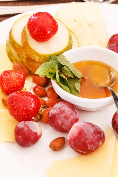 Queijo e frutas para aperitivo — Fotografia de Stock