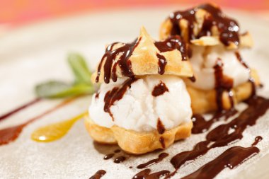 Dondurmalı profiterol.