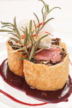 Wellington filetosu ve taze otlar.