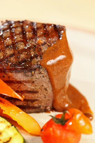 Biefstuk met gegrilde groenten — Stockfoto