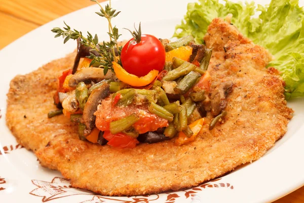 Schnitzel mit Gemüse — Stockfoto