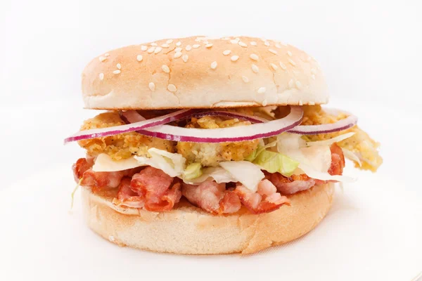 Burger with bacon and vegetables — Stock Photo, Image