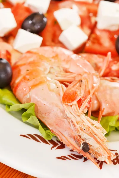 Scampi's met Griekse salade — Stockfoto