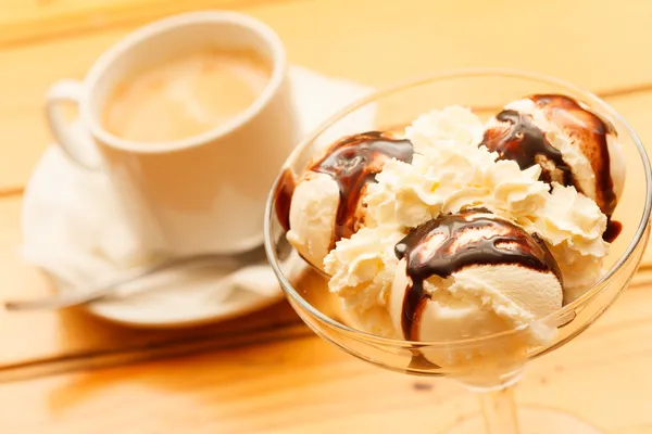Ice cream with coffee — Stock Photo, Image