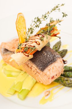 ızgara somon ve kuşkonmaz