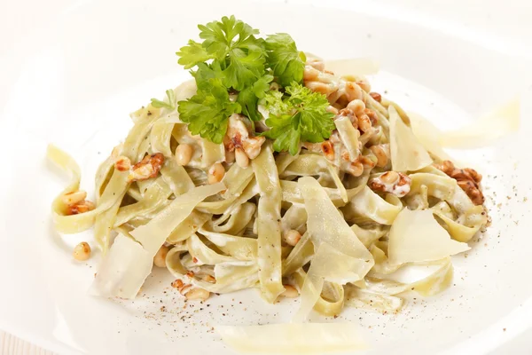 Pasta med färskost och cedar nötter — Stockfoto