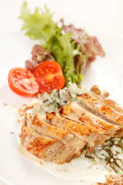 Filet de poulet aux légumes et riz — Photo