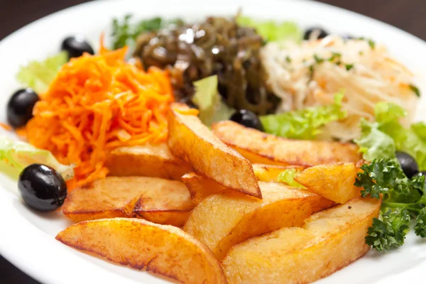 Batatas assadas com legumes — Fotografia de Stock