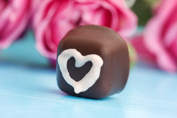 Rosas cor-de-rosa e doces de chocolate — Fotografia de Stock