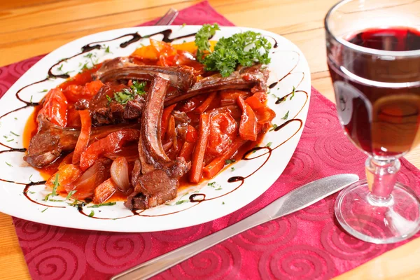 Grilled ribs with vegetables — Stock Photo, Image