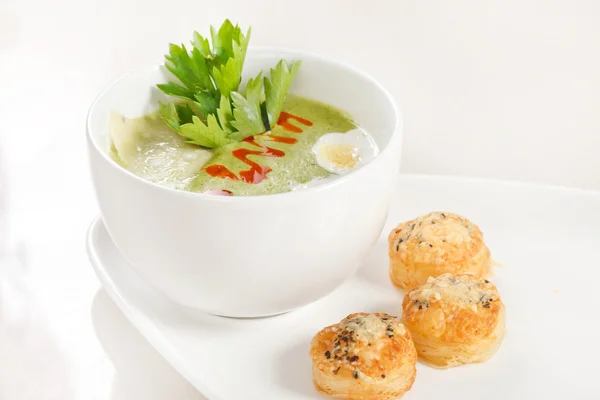 緑色のクリーム スープ — ストック写真