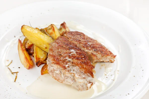 Grilled steak with potatoes — Stock Photo, Image