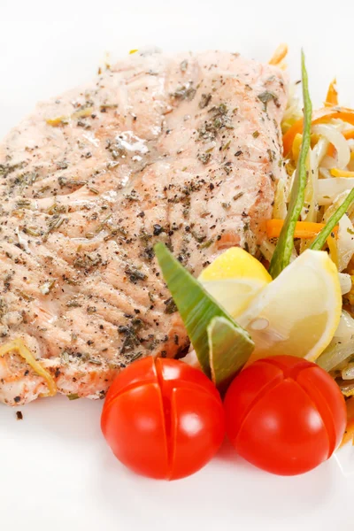 Bife de salmão com legumes — Fotografia de Stock