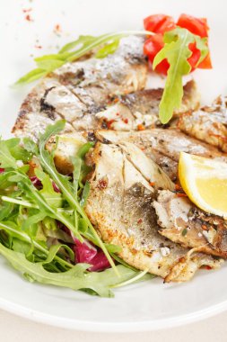 ızgara balık filetosu domates ve limon ile
