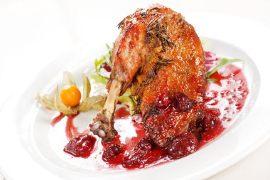 Kızılcık soslu ördek kanatlarını