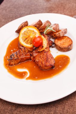 kavrulmuş patates ile tavuk