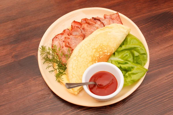 Omelet med bacon - Stock-foto