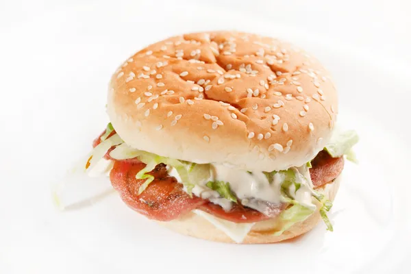 Burger auf dem weißen — Stockfoto