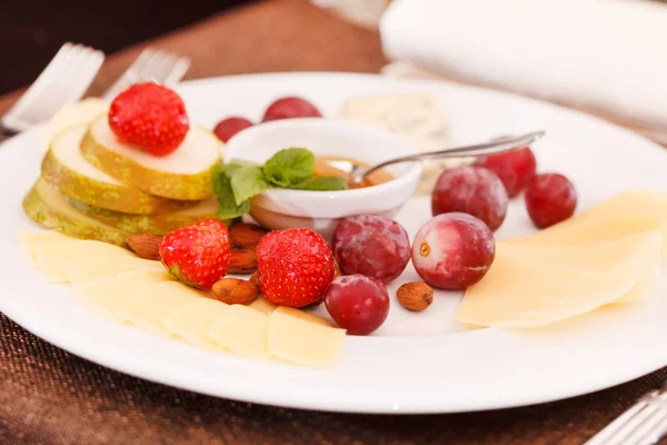 Cheese and fruits for appetizer — Stock Photo, Image